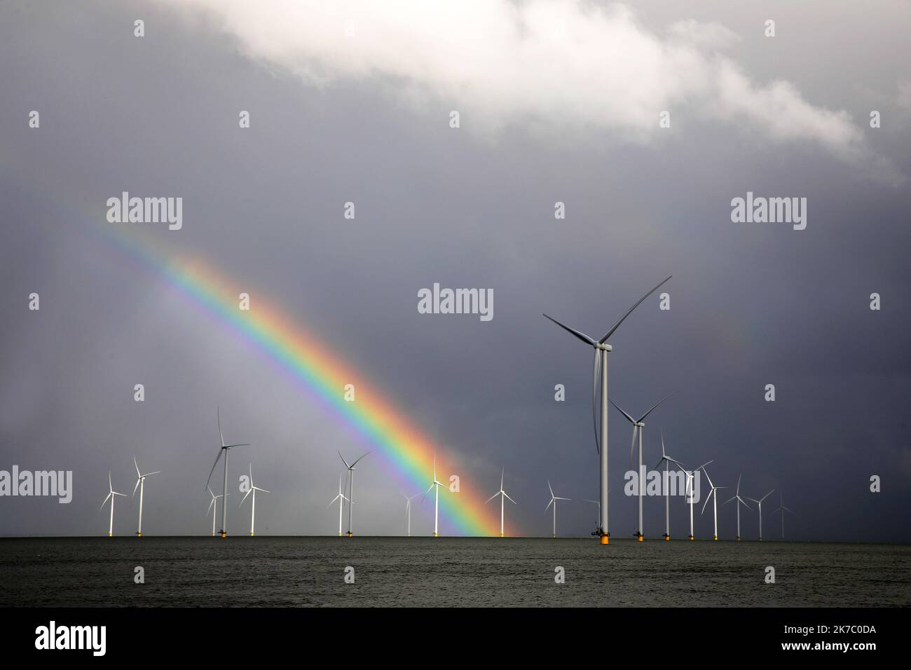 Turbine eoliche e un arcobaleno a Ijsselmeer, Olanda Foto Stock