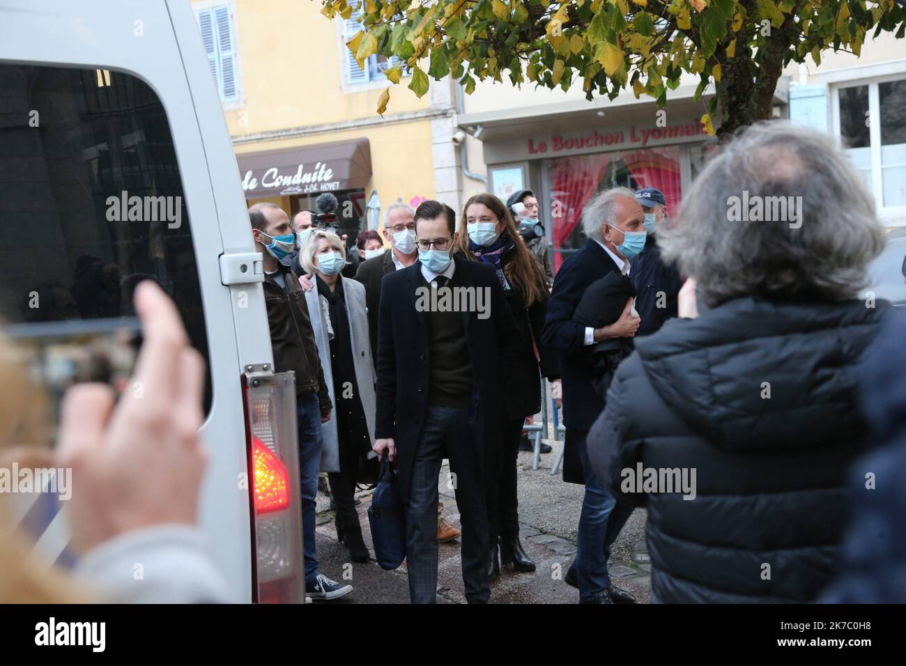 ©PHOTOPQR/l'EST REPUBLICAIN/Bruno GRANDJEAN ; Vesoul ; 16/11/2020 ; Procès Jonathann Daval - Affaire Alexia Daval - Arrivée d'Isabelle et Jean-Pierre Fouillot avec leur avocat Me Portejoie. Photo Bruno Grandjean - Vesoul, France, nov 16th 2020 le procès de Jonathann Daval s'est ouvert ce lundi matin (pour 4 jours) devant la cour d'assises de la Haute-Saône, à Vesoul. Il est jugé pour le meurtre de sa femme Alexia, en octobre 2017. Ciondolo 3 mois, il jouait le veuf éploré, pleurant dans les bras de sa belle famille, alors qu'il avait tué son épouse et déguisé ce Crime. Alexia était l'une des 1 Foto Stock