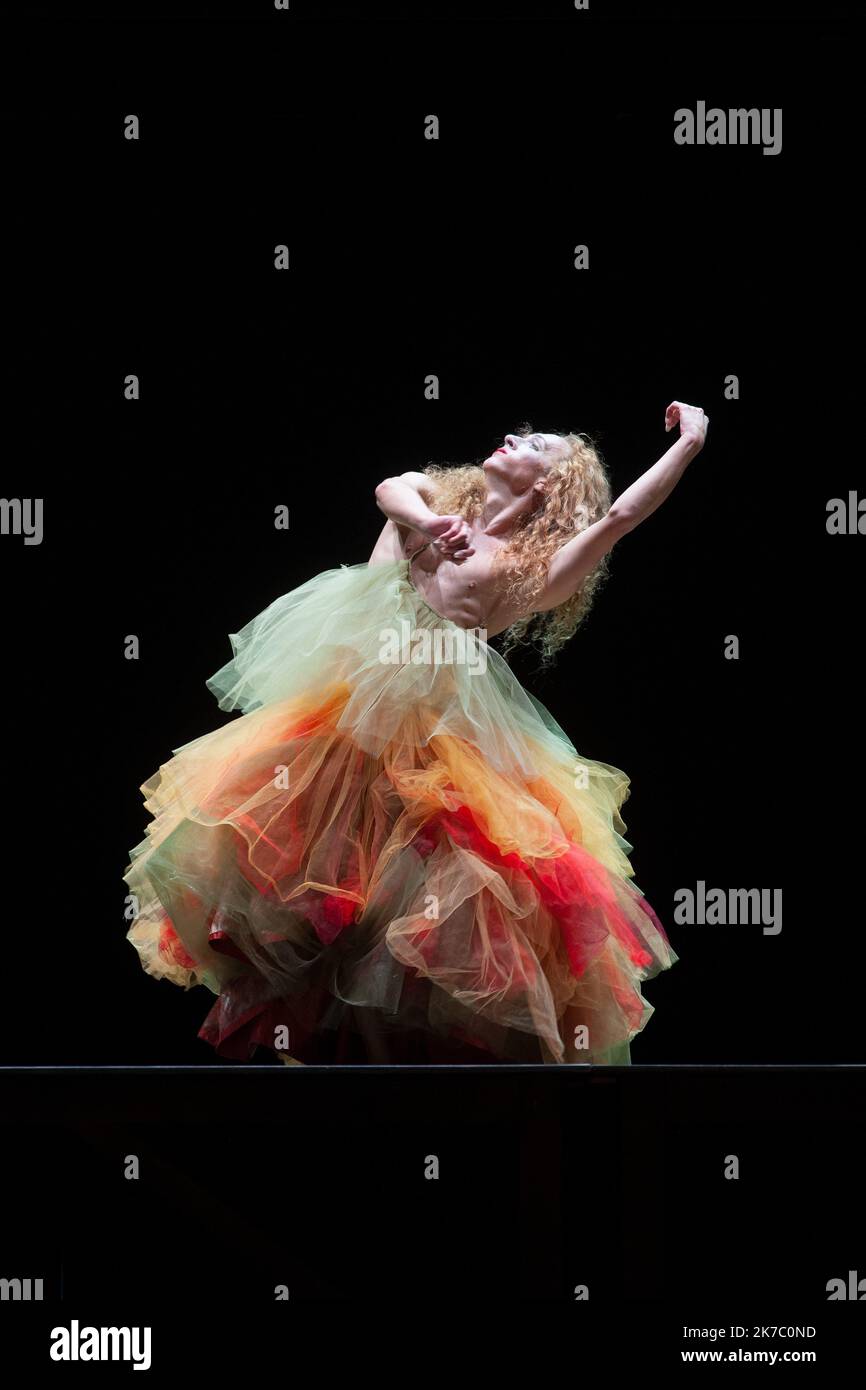 ©Laurent Paillier / le Pictorium/MAXPPP - Laurent Paillier / le Pictorium - 28/9/2020 - Francia / Parigi - Bolero / Nijinska Les Siecles - compagnie Les Porteurs d'ombre - Francois-Xavier Roth - Dominique Brun - Ravel Francois-Xavier Roth, direzione compagnie Les Porteurs d'Ombre, Chaud, Chaud * Creazione choregraphique * Dominique Brun, creazione choregraphique *, recherches historiques * Judith Gars, assistante aupres de la choregraphe * Sophie Jacotot, recherches historiques * Romain Brau, costume * Odile Blanchard, scenographie Christophe Poux, direzione tecnica * Lieu : Grande Foto Stock