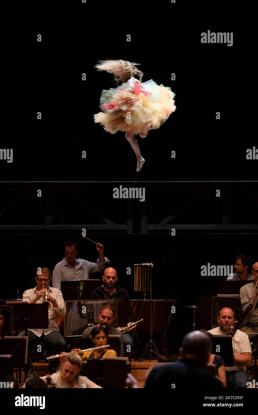 ©Laurent Paillier / le Pictorium/MAXPPP - Laurent Paillier / le Pictorium - 28/9/2020 - Francia / Parigi - Bolero / Nijinska Les Siecles - compagnie Les Porteurs d'ombre - Francois-Xavier Roth - Dominique Brun - Ravel Francois-Xavier Roth, direzione compagnie Les Porteurs d'Ombre, Chaud, Chaud * Creazione choregraphique * Dominique Brun, creazione choregraphique *, recherches historiques * Judith Gars, assistante aupres de la choregraphe * Sophie Jacotot, recherches historiques * Romain Brau, costume * Odile Blanchard, scenographie Christophe Poux, direzione tecnica * Lieu : Grande Foto Stock