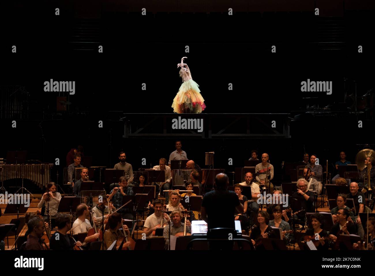 ©Laurent Paillier / le Pictorium/MAXPPP - Laurent Paillier / le Pictorium - 28/9/2020 - Francia / Parigi - Bolero / Nijinska Les Siecles - compagnie Les Porteurs d'ombre - Francois-Xavier Roth - Dominique Brun - Ravel Francois-Xavier Roth, direzione compagnie Les Porteurs d'Ombre, Chaud, Chaud * Creazione choregraphique * Dominique Brun, creazione choregraphique *, recherches historiques * Judith Gars, assistante aupres de la choregraphe * Sophie Jacotot, recherches historiques * Romain Brau, costume * Odile Blanchard, scenographie Christophe Poux, direzione tecnica * Lieu : Grande Foto Stock