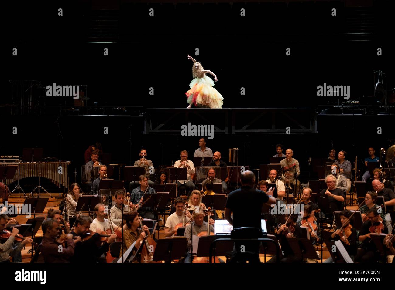 ©Laurent Paillier / le Pictorium/MAXPPP - Laurent Paillier / le Pictorium - 28/9/2020 - Francia / Parigi - Bolero / Nijinska Les Siecles - compagnie Les Porteurs d'ombre - Francois-Xavier Roth - Dominique Brun - Ravel Francois-Xavier Roth, direzione compagnie Les Porteurs d'Ombre, Chaud, Chaud * Creazione choregraphique * Dominique Brun, creazione choregraphique *, recherches historiques * Judith Gars, assistante aupres de la choregraphe * Sophie Jacotot, recherches historiques * Romain Brau, costume * Odile Blanchard, scenographie Christophe Poux, direzione tecnica * Lieu : Grande Foto Stock