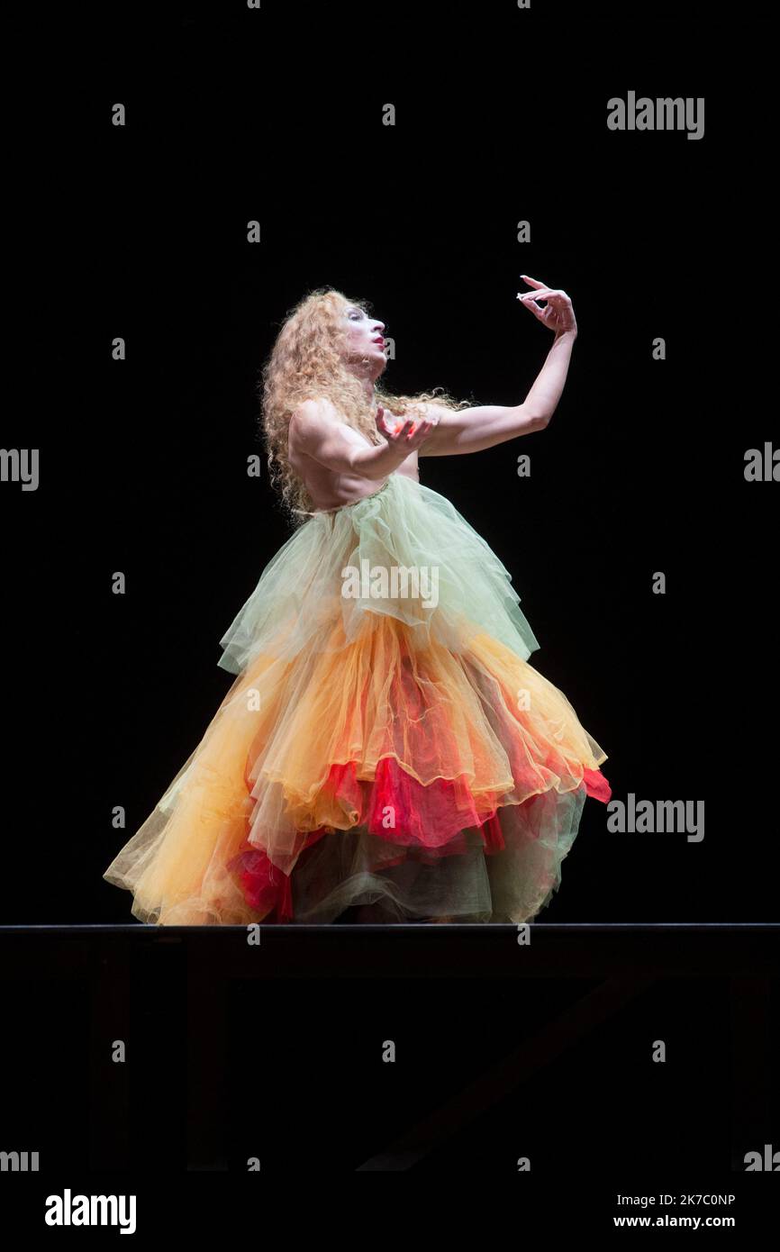 ©Laurent Paillier / le Pictorium/MAXPPP - Laurent Paillier / le Pictorium - 28/9/2020 - Francia / Parigi - Bolero / Nijinska Les Siecles - compagnie Les Porteurs d'ombre - Francois-Xavier Roth - Dominique Brun - Ravel Francois-Xavier Roth, direzione compagnie Les Porteurs d'Ombre, Chaud, Chaud * Creazione choregraphique * Dominique Brun, creazione choregraphique *, recherches historiques * Judith Gars, assistante aupres de la choregraphe * Sophie Jacotot, recherches historiques * Romain Brau, costume * Odile Blanchard, scenographie Christophe Poux, direzione tecnica * Lieu : Grande Foto Stock