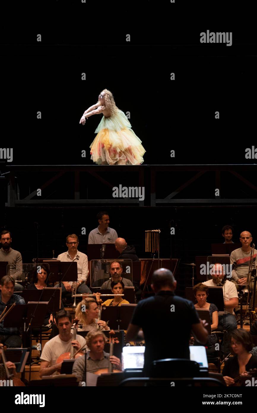 ©Laurent Paillier / le Pictorium/MAXPPP - Laurent Paillier / le Pictorium - 28/9/2020 - Francia / Parigi - Bolero / Nijinska Les Siecles - compagnie Les Porteurs d'ombre - Francois-Xavier Roth - Dominique Brun - Ravel Francois-Xavier Roth, direzione compagnie Les Porteurs d'Ombre, Chaud, Chaud * Creazione choregraphique * Dominique Brun, creazione choregraphique *, recherches historiques * Judith Gars, assistante aupres de la choregraphe * Sophie Jacotot, recherches historiques * Romain Brau, costume * Odile Blanchard, scenographie Christophe Poux, direzione tecnica * Lieu : Grande Foto Stock