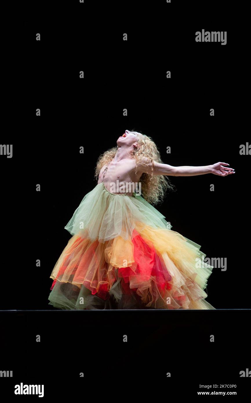 ©Laurent Paillier / le Pictorium/MAXPPP - Laurent Paillier / le Pictorium - 28/9/2020 - Francia / Parigi - Bolero / Nijinska Les Siecles - compagnie Les Porteurs d'ombre - Francois-Xavier Roth - Dominique Brun - Ravel Francois-Xavier Roth, direzione compagnie Les Porteurs d'Ombre, Chaud, Chaud * Creazione choregraphique * Dominique Brun, creazione choregraphique *, recherches historiques * Judith Gars, assistante aupres de la choregraphe * Sophie Jacotot, recherches historiques * Romain Brau, costume * Odile Blanchard, scenographie Christophe Poux, direzione tecnica * Lieu : Grande Foto Stock