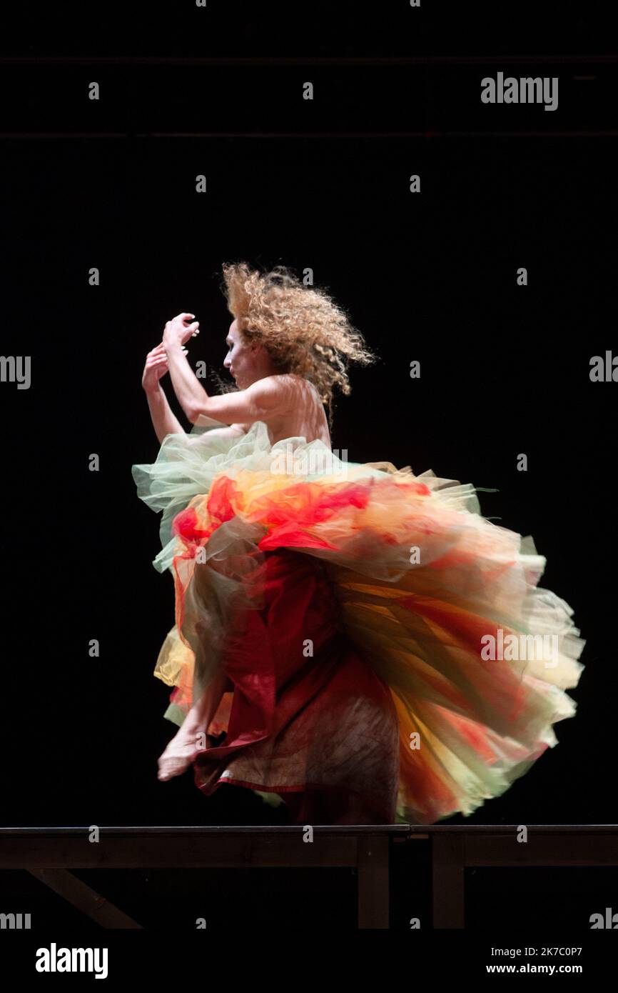 ©Laurent Paillier / le Pictorium/MAXPPP - Laurent Paillier / le Pictorium - 28/9/2020 - Francia / Parigi - Bolero / Nijinska Les Siecles - compagnie Les Porteurs d'ombre - Francois-Xavier Roth - Dominique Brun - Ravel Francois-Xavier Roth, direzione compagnie Les Porteurs d'Ombre, Chaud, Chaud * Creazione choregraphique * Dominique Brun, creazione choregraphique *, recherches historiques * Judith Gars, assistante aupres de la choregraphe * Sophie Jacotot, recherches historiques * Romain Brau, costume * Odile Blanchard, scenographie Christophe Poux, direzione tecnica * Lieu : Grande Foto Stock