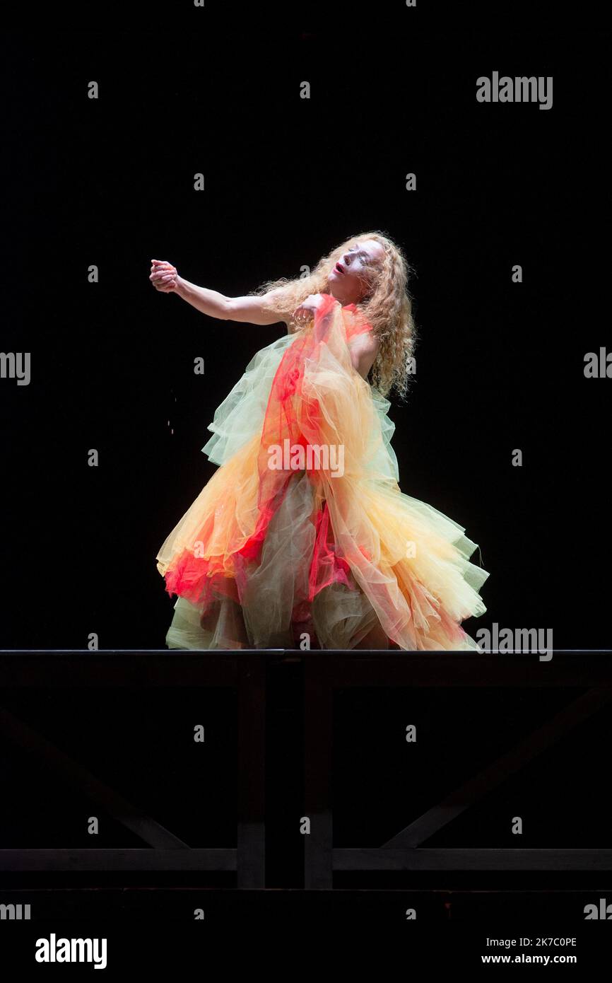©Laurent Paillier / le Pictorium/MAXPPP - Laurent Paillier / le Pictorium - 28/9/2020 - Francia / Parigi - Bolero / Nijinska Les Siecles - compagnie Les Porteurs d'ombre - Francois-Xavier Roth - Dominique Brun - Ravel Francois-Xavier Roth, direzione compagnie Les Porteurs d'Ombre, Chaud, Chaud * Creazione choregraphique * Dominique Brun, creazione choregraphique *, recherches historiques * Judith Gars, assistante aupres de la choregraphe * Sophie Jacotot, recherches historiques * Romain Brau, costume * Odile Blanchard, scenographie Christophe Poux, direzione tecnica * Lieu : Grande Foto Stock