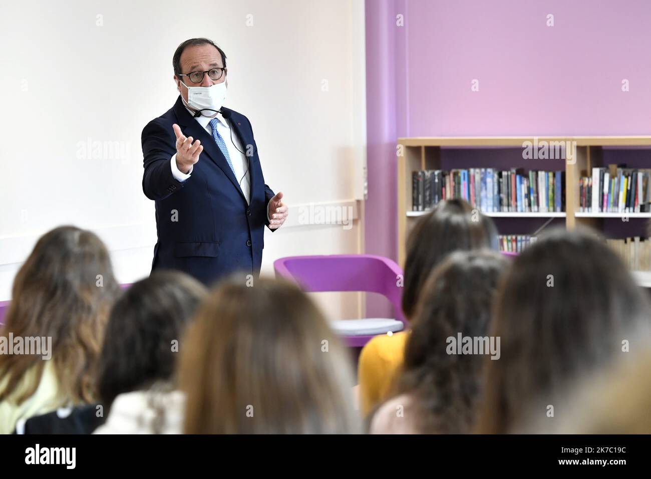 ©PHOTOPQR/OUEST FRANCE/Thierry Creux ; Pontivy ; 17/11/2020 ; Pontivy . Morbihan . à de 54 élèves de Troisième au collège Romain Rolland , dont 34 ayant choisi l'option géopolitique . L'ancien président se déplace actuellement dans des collèges en Bretagne (Quimper, Brest). Dans le cadre d'une tournée organisée à l'occasione de la sortie de l'ouvrage qu'il signe chez Glénat jeunesse: 'Leur État, expiqué aux jeunes et aux moins jeunes'. - Incontro dell'ex Presidente francese con gli studenti. Foto Stock