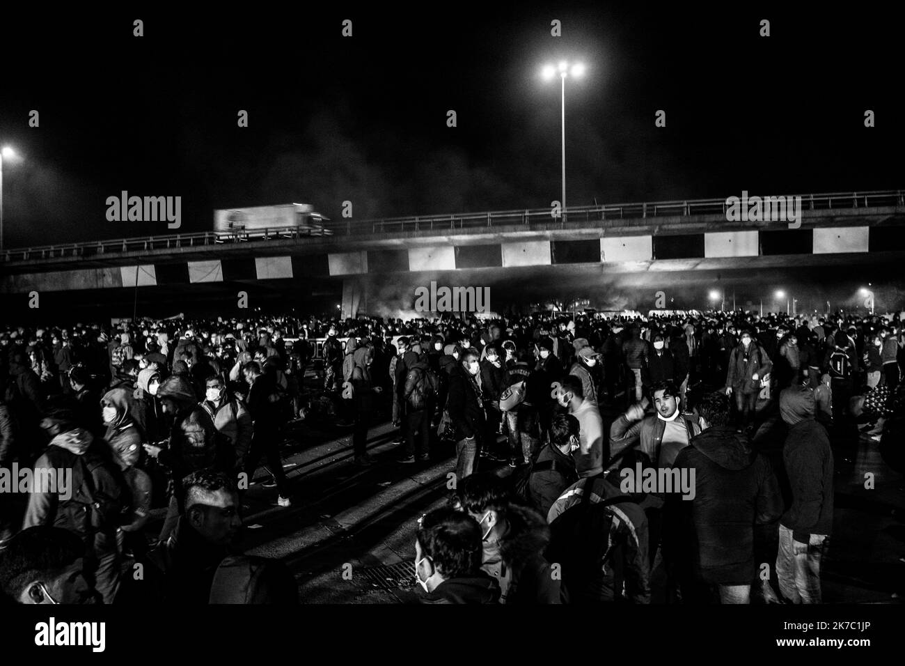 ©Michael Bunel / le Pictorium/MAXPPP - Michael Bunel / le Pictorium - 17/11/2020 - Francia / Ile-de-France / Saint-Denis - evacuazione del campo di rifugio di Saint Denis. Entre 1500 et 2000 personnes vivaient dans un camp insalubre depuis plusieurs mois. 17 novembre 2020. Saint Denis, Francia. / 17/11/2020 - Francia / Ile-de-France (region) / Saint-Denis - evacuazione del campo profughi di Saint Denis. Tra 1.500 e 2.000 persone vivevano in un campo non sanitario per diversi mesi. Novembre 17, 2020. Saint Denis, Francia. Foto Stock