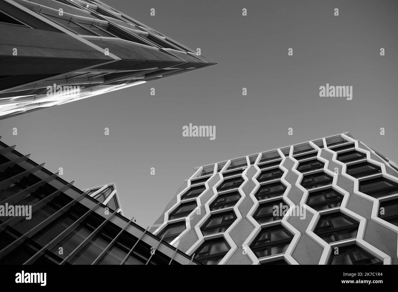 Immagine monocromatica in bianco e nero che guarda agli edifici moderni Foto Stock
