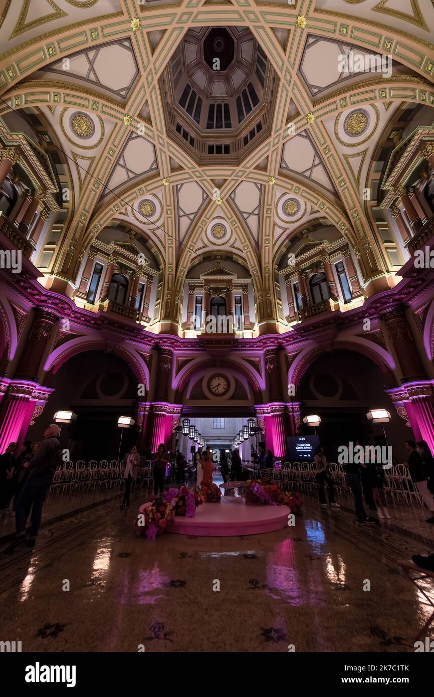 Melbourne, Australia, 16 ottobre 2022. The Dome of 333 Collins Street durante la pista notturna di chiusura della Melbourne Fashion Week, con un ambiente glamourously sotto l'impressionante e grandiosa cupola del 333 Collins, le colonne di granito, gli archi decorativi e le elaborate caratteristiche in ferro battuto sono state lo sfondo di una vetrina di alta moda australiana, Melbourne Australia. Credit: Michael Currie/Speed Media/Alamy Live News Foto Stock