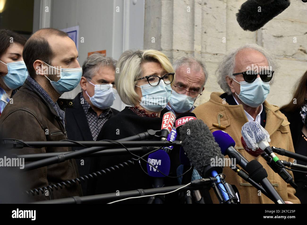 ©PHOTOPQR/l'EST REPUBLICAIN/Franck LALLEMAND ; Vesoul ; 20/11/2020 ; Vesoul (70) Procès DAVAL 5 éme journée du procès. Isabelle et Jean Pierre Fouillot , leur famille et Me Gilles Jean Portejoie Photo ER/Franck Lallemand Vesoul il quinto giorno del processo di Jonathann Daval a Vesoul, nella Francia orientale, il 20 novembre 2020 Foto Stock