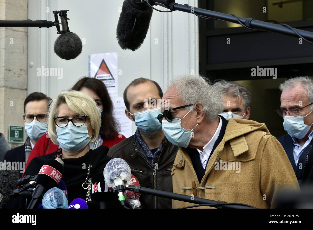 ©PHOTOPQR/l'EST REPUBLICAIN/Franck LALLEMAND ; Vesoul ; 20/11/2020 ; Vesoul (70) Procès DAVAL 5 éme journée du procès. Isabelle et Jean Pierre Fouillot , leur famille et Me Gilles Jean Portejoie Photo ER/Franck Lallemand Vesoul il quinto giorno del processo di Jonathann Daval a Vesoul, nella Francia orientale, il 20 novembre 2020 Foto Stock