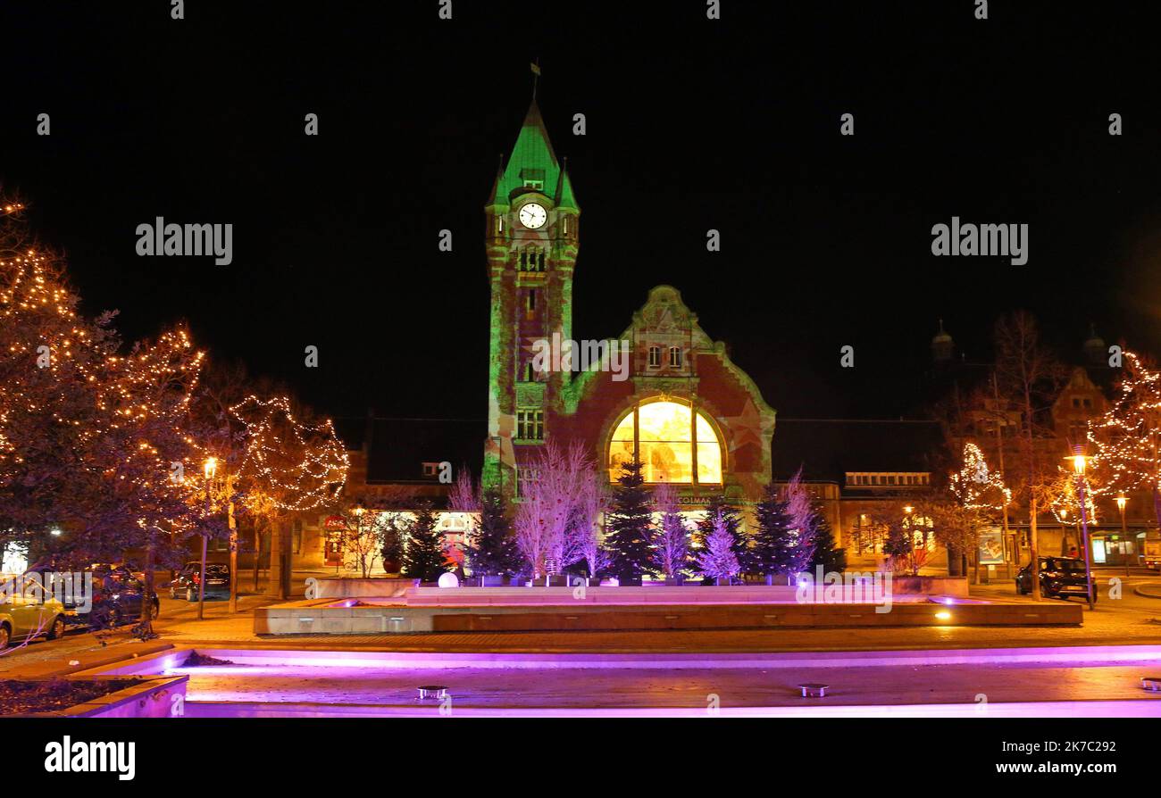 ©PHOTOPQR/l'ALSACE/Vanessa MEYER ; Colmar ; 20/11/2020 ; la gare de Colmar illuminée. La Ville de Colmar est l'une des premières villes de France à illuminer ses bâtiments durant la période de Noël. 2020/11/20. Luci di Natale. Foto Stock