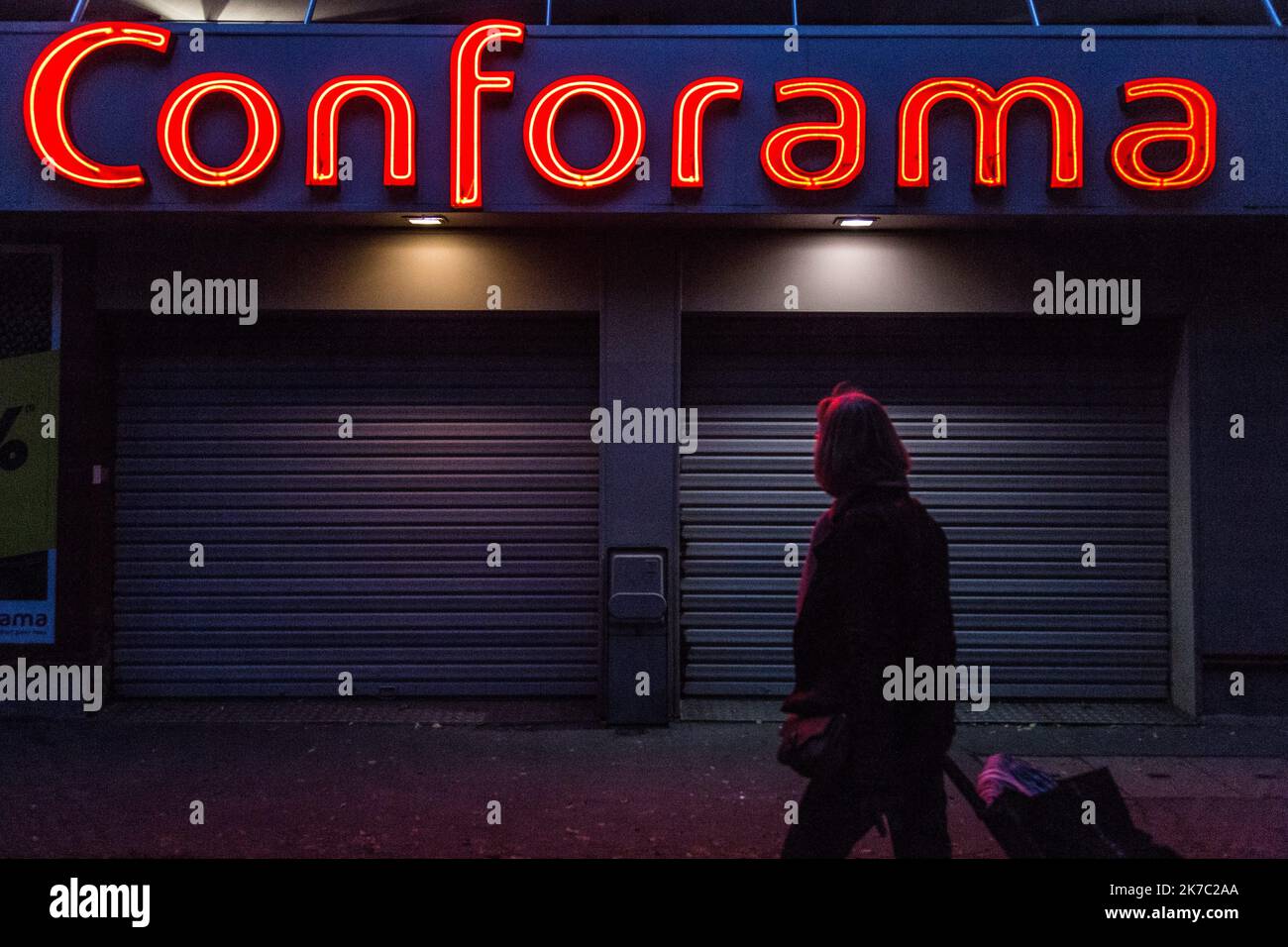 ©Sadak Souici / le Pictorium/MAXPPP - Sadak Souici / le Pictorium - 20/11/2020 - Francia / Ile-de-France / Parigi - une femme regarde un magasin conforama ferme sur paris. Un gon a ete walles entre Bercy et les rappresentants de la grande distribution, du commerce physique et du commerce en ligne pour decaler le Black Friday du 27 novembre au 4 dicembre. Amazzonia un accepte de reporter figlio Black Friday en France. / 20/11/2020 - Francia / Ile-de-France (region) / Parigi - Una donna guarda un negozio chiuso Conforama a Parigi. E' stato concluso un accordo tra Bercy e i rappresentanti o Foto Stock