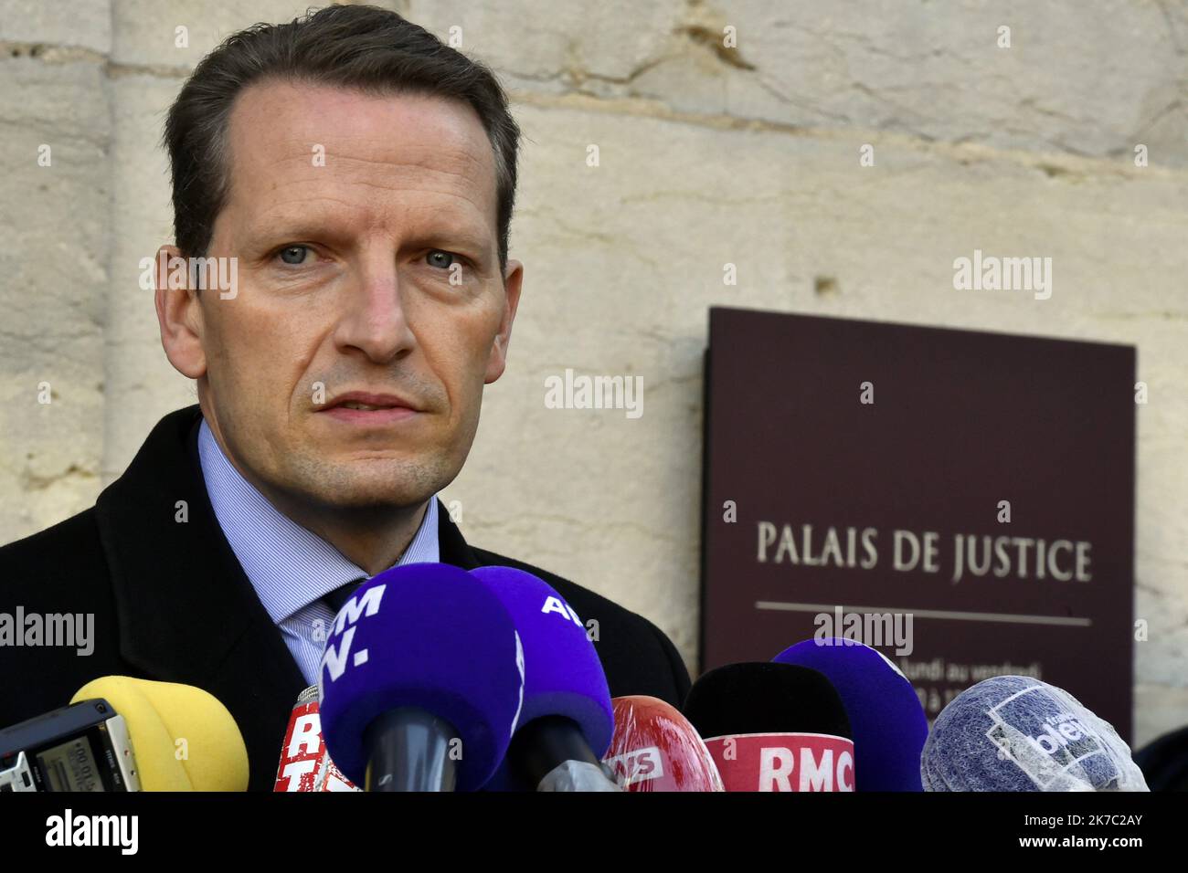 ©PHOTOPQR/l'EST REPUBLICAIN/Franck LALLEMAND ; Vesoul ; 21/11/2020 ; Vesoul (70) Procès DAVAL 6 éme journée du procès. Emmanuel Dupic avocat général . Foto ER/Franck Lallemand il pubblico ministero Emmanuel Dupic risponde alle domande dei giornalisti al di fuori del tribunale di Vesoul, Francia orientale, il 21 novembre 2020, il sesto e ultimo giorno del processo di Jonathann Daval Foto Stock