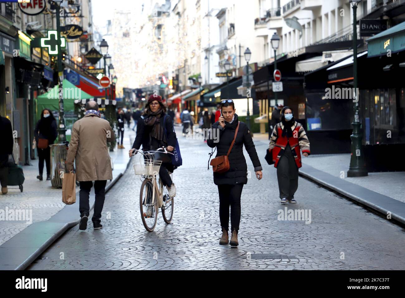 ©PHOTOPQR/LE PARISIEN/Delphine Goldsztejn ; PARIS ; 24/11/2020 ; vie quotidienne sous Confinement Rue Montorgueil, 75002 Paris 24/11/2020 Photo : Delphine Goldsztejn - Paris, France, nov 24th 2020 - Lockdown in Paris, people shopping Foto Stock