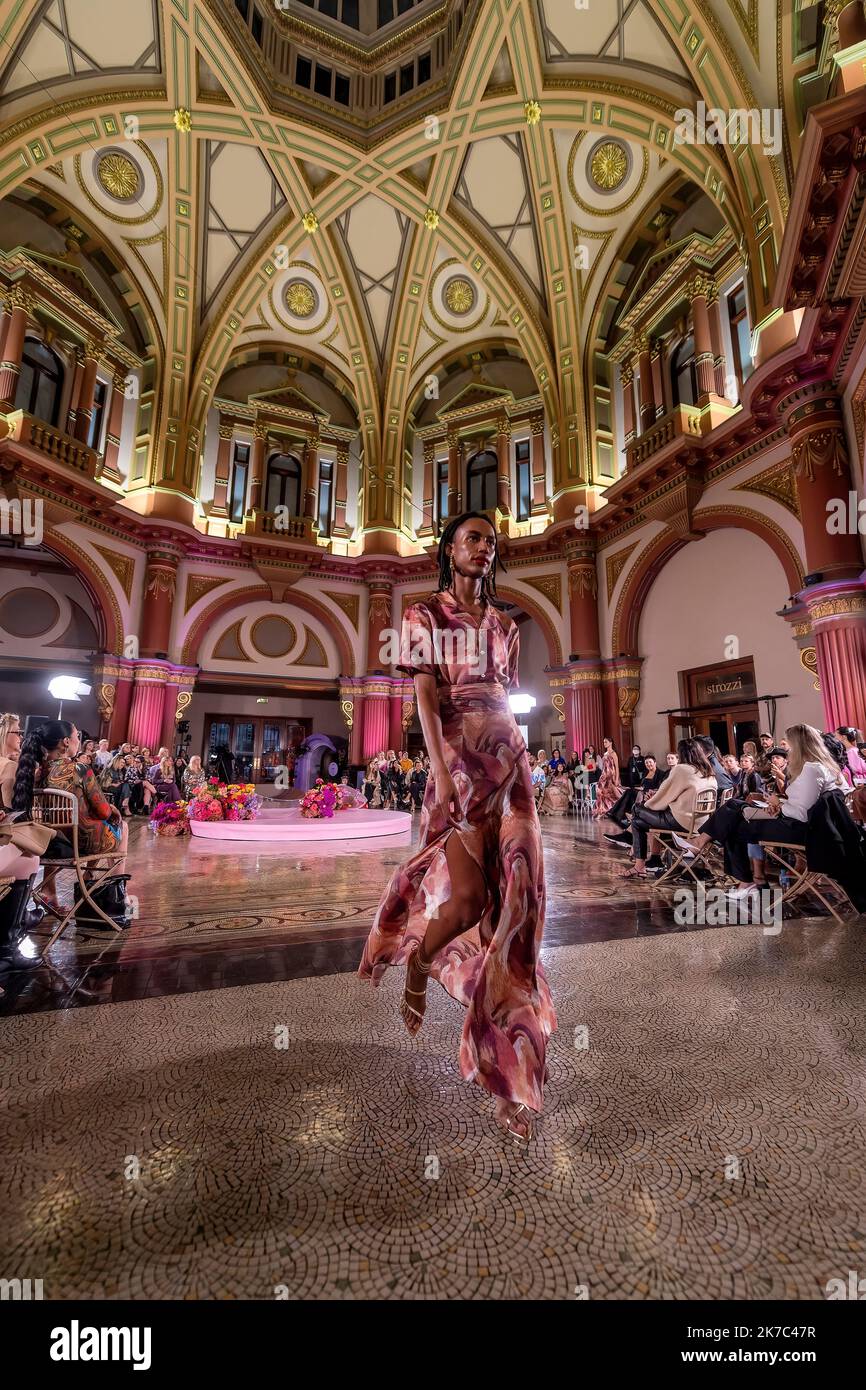 Melbourne, Australia, 16 ottobre 2022. Un modello che indossa un abito del designer MAARA Collective cammina sulla pista durante la notte di chiusura della Melbourne Fashion Week con un glamourously posto sotto l'impressionante, grande cupola a 333 Collins, le colonne di granito, Archi decorativi ed elaborati elementi in ferro battuto sono stati lo sfondo di una vetrina di alta moda australiana, Melbourne Australia. Credit: Michael Currie/Speed Media/Alamy Live News Foto Stock