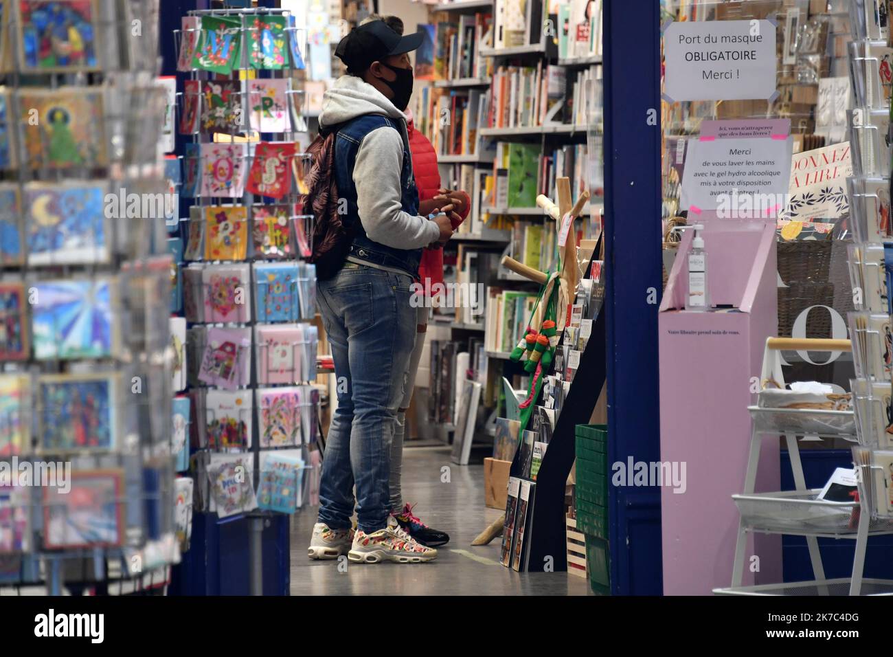 ©PHOTOPQR/VOIX DU NORD/Stéphane Mortagne ; 28/11/2020 ; Lille, le 28/11/2020, Commerces, Covid 19, Ouverture ce samedi 28 novembre 2020 des commerces non-essentiels dans les rues commercantes du centre ville de Lille PHOTO STEPHANE MORTAGNE LA VOIX DU NORD - Lille, France, nov 28th 2020 Confinement in France. Oggi una nuova fase con l'alleggerimento delle restrizioni. Riapertura di imprese non essenziali con un protocollo sanitario rafforzato Foto Stock