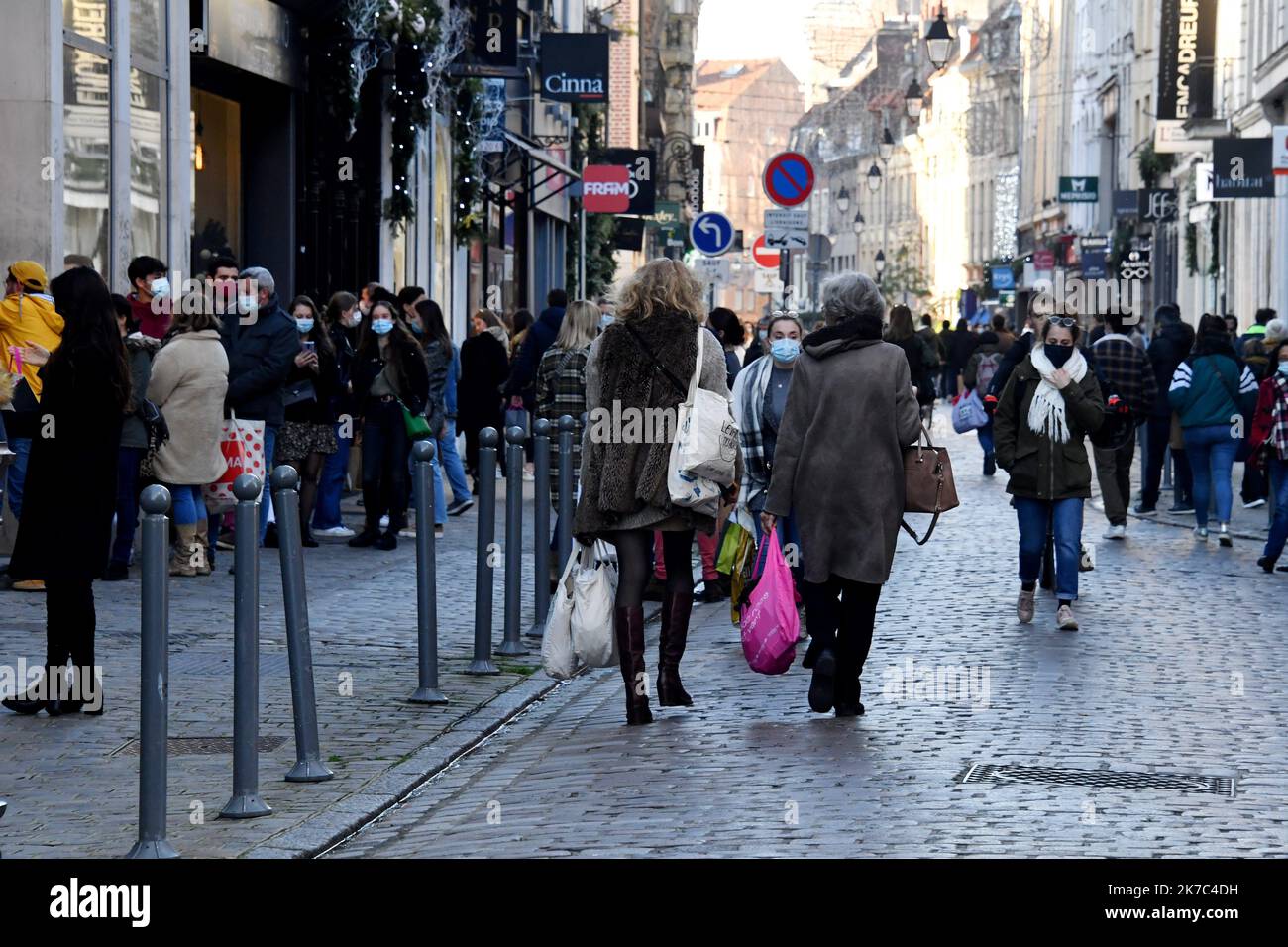 ©PHOTOPQR/VOIX DU NORD/Stéphane Mortagne ; 28/11/2020 ; Lille, le 28/11/2020, Commerces, Covid 19, Ouverture ce samedi 28 novembre 2020 des commerces non-essentiels dans les rues commercantes du centre ville de Lille PHOTO STEPHANE MORTAGNE LA VOIX DU NORD - Lille, France, nov 28th 2020 Confinement in France. Oggi una nuova fase con l'alleggerimento delle restrizioni. Riapertura di imprese non essenziali con un protocollo sanitario rafforzato Foto Stock