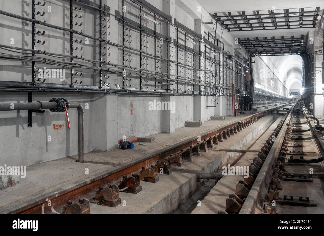 La sezione del tunnel della metropolitana di fronte alla stazione, sezione quadrata. La fase finale della costruzione della metropolitana Foto Stock