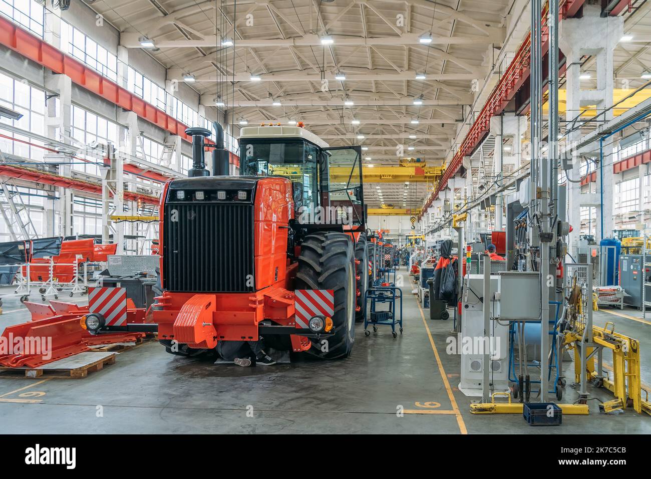 Linea di trasporto per il montaggio di trattori o mietitrebbie in fabbrica per la produzione di macchine agricole industriali. Foto Stock