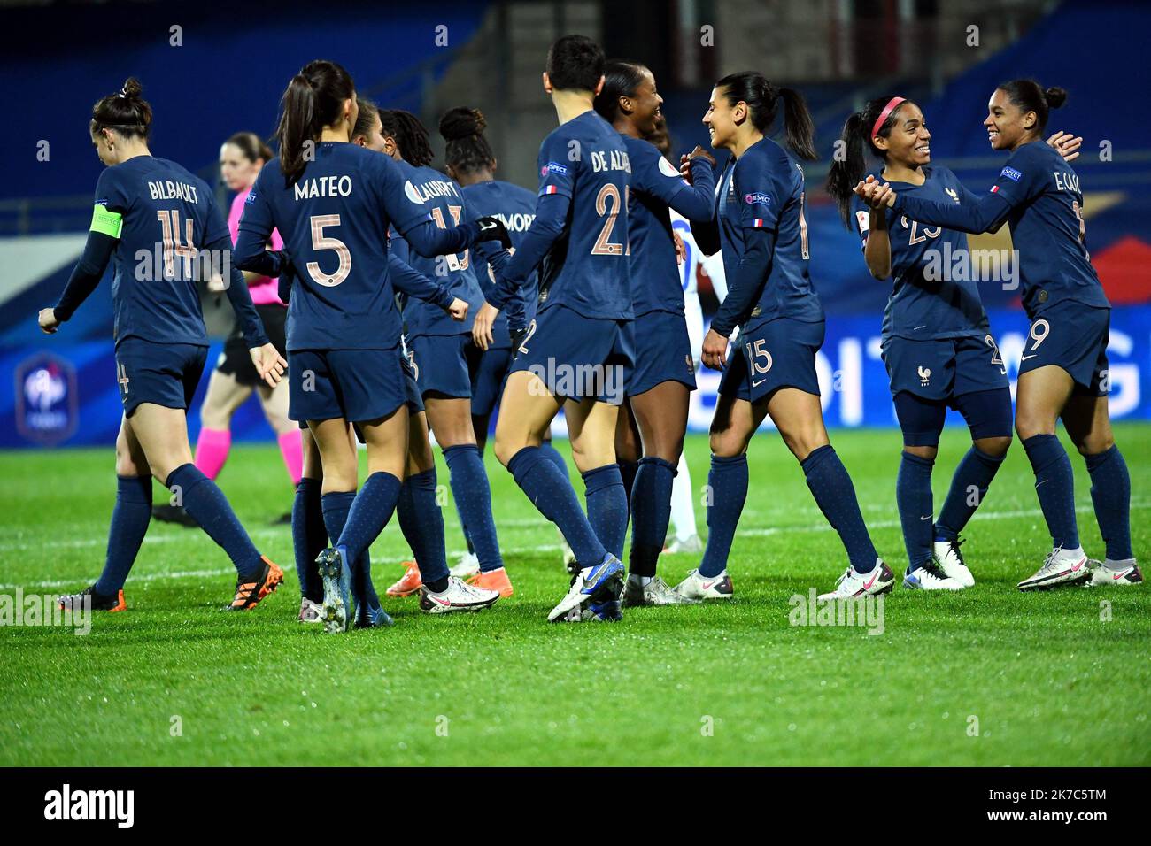 ©PHOTOPQR/LE TELEGRAM/Nicolas Creach ; ; Calcio (56) Stade la Rabine ( Vannes ) LE 01122020 Qualifiche à l’Euro Francia / Kazakistan la joie des Francises suite au 8 ème ma inscritto par Estelle Cascarino Francia / Kazakhstan qualificandosi per l’euro Foto Stock