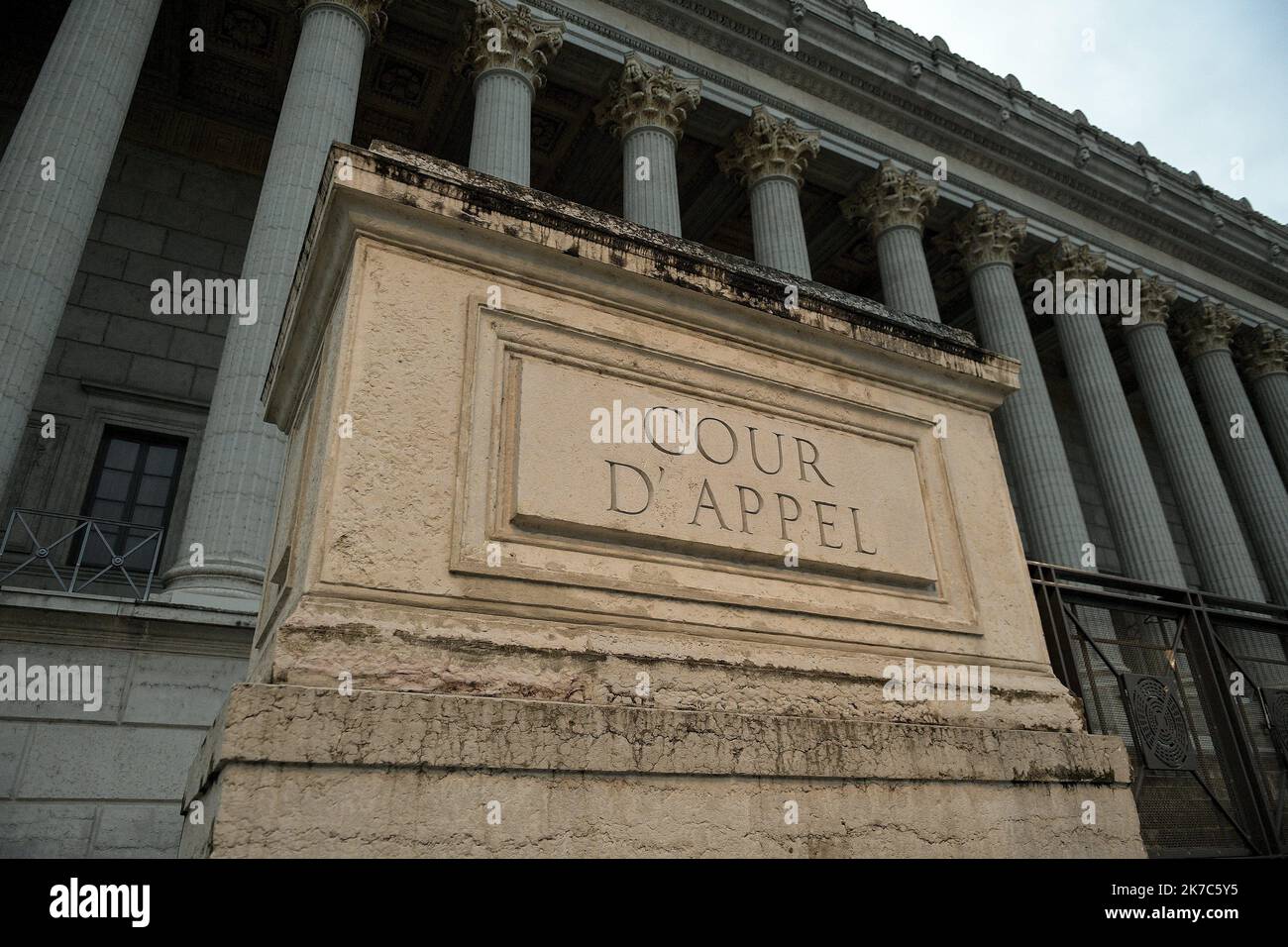 ©PHOTOPQR/LE PROGRES/Maxime JEGAT - Lyon 02/12/2020 - Affaire Fiona devant la cour d'assise à Lyon le 1 décembre 2020 -la facade de la cour d'appel de Lyon au second jour du quatrième procès de l'affaire Fiona en appel devant les Assises du Rhône à Lyon. Dans cette affaire, Cécile Bourgeon et son ex-compagno Berkane Makhlouf, sont jugé jugés pour la mort en mai 2013 de la Petite Fiona à Clermont Ferrand. Lione il 2 dicembre 2020, secondo giorno del quarto processo della 'Fiona Affair', che ha implicato la morte di una bambina di cinque anni dopo la sua scomparsa nel 2013. Foto Stock