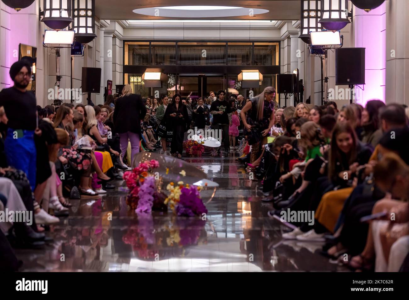 Melbourne, Australia, 16 ottobre 2022. Dopo la pista notturna di chiusura della Melbourne Fashion Week, con un'atmosfera glamour sotto l'imponente cupola del 333 Collins, le colonne in granito, gli archi decorativi e le elaborate caratteristiche in ferro battuto hanno fatto da sfondo a una vetrina della moda australiana di alto livello, Melbourne Australia. Credit: Michael Currie/Speed Media/Alamy Live News Foto Stock