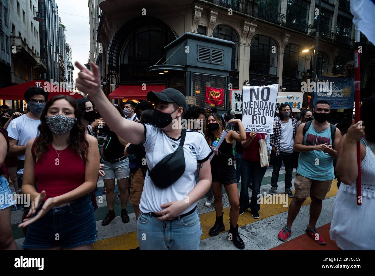 ©Alejo Manuel Avila / le Pictoriu/MAXPPP - Alejo Manuel Avila / le Pictorium - 3/12/2020 - Argentino / Buenos Aires - Les jeunes demandent que les terres de -Costa Salguero- et -Punta Carrasco- soient attribuees a un parc public cotier et non a des entreprises immobilieres. / 3/12/2020 - Argentina / Buenos Aires - i giovani chiedono che le terre di -Costa Salguero- e -Punta Carrasco- siano assegnate ad un parco pubblico costiero e non ad imprese immobiliari. Foto Stock