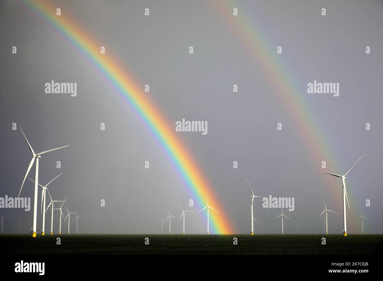 Turbine eoliche e un arcobaleno a Ijsselmeer, Olanda Foto Stock