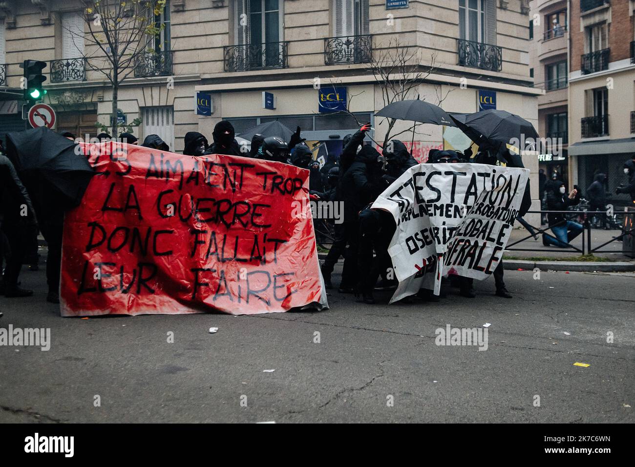 ©Jan Schmidt-Whitley/le Pictorium/MAXPPP - Jan Schmidt-Whitley/le Pictorium - 05/12/2020 - Francia / Ile-de-France / Parigi - Des Black Blocs pendant la manifestation. La marche « pour les droits sociaux et la liberte » dans la capitale, un des 90 rademblements annonces samedi, a ete marquee par de vives tensiones en tete de cortege. L'annonce de la reecriture de l'article 24 n'a pas donne satisfaction aux multiples syndicats et associations #StopLoiSecuriteGlobale, qui reclame son retait pur et simple, ainsi que celui des articles 21 et 22 du texte et conteste le « nouveau schema National du Foto Stock