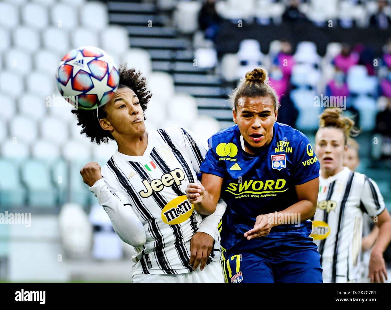 ©PHOTOPQR/LE PROGRES/Richard MOUILLAUD - Lyon 09/12/2020 - le 09/12/2020 FOOT OL Féminin OL JUVENTUS TORINO -OL JUVENTUS TORINO 16eme de finale aller ligue des Champions Duel aérien entre Nikita Parris et Sara Gama dic 9th 2020 Campionato femminile Lione vs Juventus Torino Foto Stock