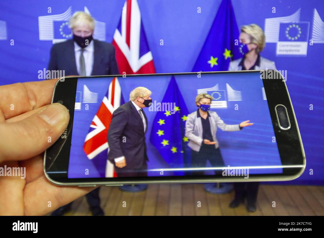 ©Nicolas Landemard / le Pictorium/MAXPPP - Nicolas Landemard / le Pictorium - 09/12/2020 - Belgique / Bruxelles / Bruxelles - le Premier Ministre de sa majeste Boris Johnson est accueilli par la cheffe de la Commission Europeenne Ursula von Der Leyen. Compte tenu de la situation de Covid et de Confinement, la plupart des evenements pour la presse se deroulent avec une presence tres restreinte des journalistes dans les batiments des institutions europeennes, et donc doivent souvent les suivre a distance. / 09/12/2020 - Belgio / Bruxelles / Bruxelles - il primo Ministro di sua Maestà Boris John Foto Stock