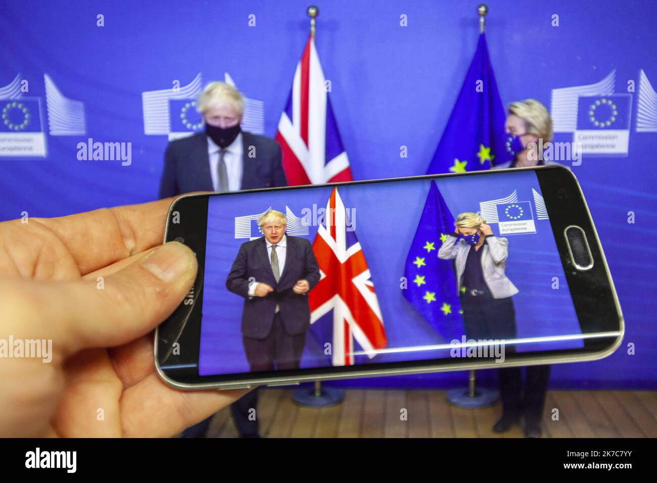 ©Nicolas Landemard / le Pictorium/MAXPPP - Nicolas Landemard / le Pictorium - 09/12/2020 - Belgique / Bruxelles / Bruxelles - le Premier Ministre de sa majeste Boris Johnson est accueilli par la cheffe de la Commission Europeenne Ursula von Der Leyen. Compte tenu de la situation de Covid et de Confinement, la plupart des evenements pour la presse se deroulent avec une presence tres restreinte des journalistes dans les batiments des institutions europeennes, et donc doivent souvent les suivre a distance. / 09/12/2020 - Belgio / Bruxelles / Bruxelles - il primo Ministro di sua Maestà Boris John Foto Stock