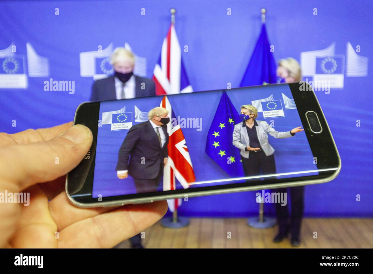 ©Nicolas Landemard / le Pictorium/MAXPPP - Nicolas Landemard / le Pictorium - 09/12/2020 - Belgique / Bruxelles / Bruxelles - le Premier Ministre de sa majeste Boris Johnson est accueilli par la cheffe de la Commission Europeenne Ursula von Der Leyen. Compte tenu de la situation de Covid et de Confinement, la plupart des evenements pour la presse se deroulent avec une presence tres restreinte des journalistes dans les batiments des institutions europeennes, et donc doivent souvent les suivre a distance. / 09/12/2020 - Belgio / Bruxelles / Bruxelles - il primo Ministro di sua Maestà Boris John Foto Stock