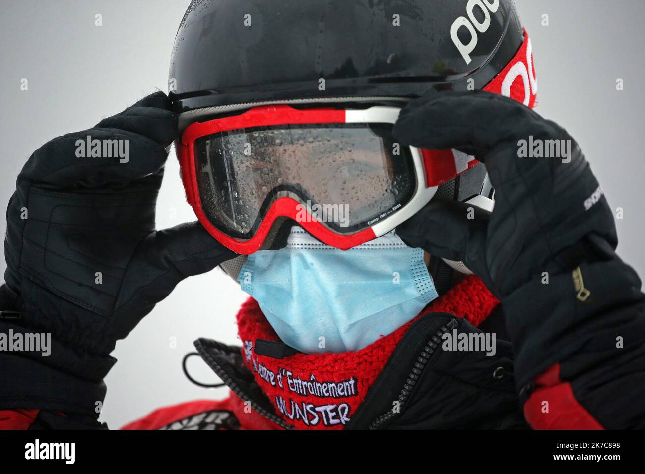 ©PHOTOPQR/l'ALSACE/Vanessa MEYER ; Sondernach ; 12/12/2020 ; Nouveauté cette année, le port du masque obligatoire sur les téléskis et dans les files d'ente. 'Les jeunes ne sont pas récalcitrants, ils savent que s'ils ne rispettent pas, ils ne pourfront più sciatore. Tous portent le masque de bonne Grâce.' Les compétiteurs ont pu profiter de l'ouverture d'un téléski à la station du Schnepfenried ce samedi. Ouverture partielle des stations pour les cours de ski remontées réservées aux licenciés mineurs cours de ski et compétiteurs. - Sondernach, Francia, 12th 2020 dicembre - Covid-19 reestrictions in Foto Stock