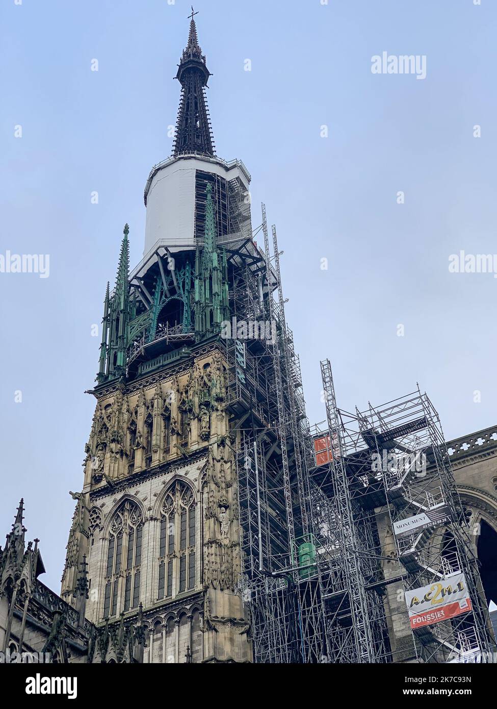 ©Julian Letouq / le Pictorium/MAXPPP - Julian Letouq / le Pictorium - 12/12/2020 - Francia / Normandie / Rouen - Renovation de la fleche de la cathedrale de Rouen. / 12/12/2020 - Francia / Normandia / Rouen - ristrutturazione della guglia della cattedrale di Rouen. Foto Stock