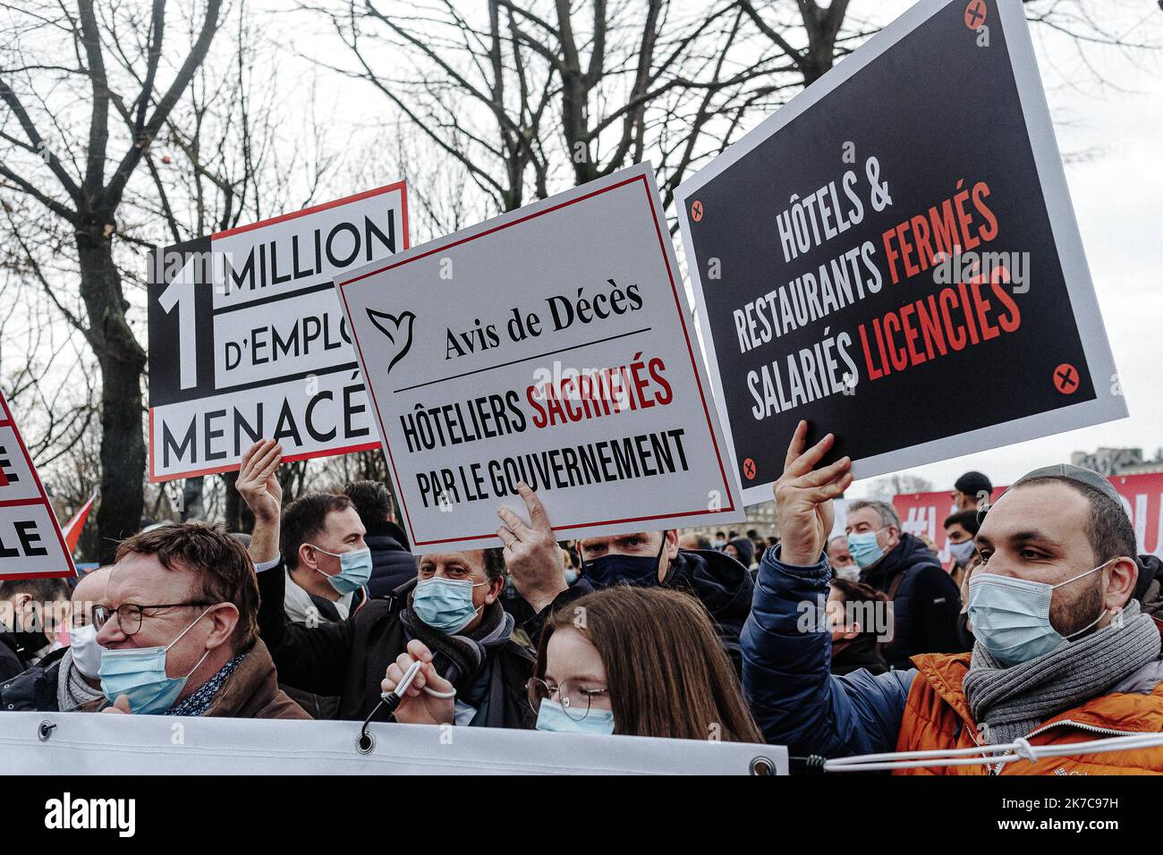 ©Jan Schmidt-Whitley/le Pictorium/MAXPPP - Jan Schmidt-Whitley/le Pictorium - 14/12/2020 - Francia / Parigi / Parigi - une pancarte avec: RIP Hotellerie. Des milliers de restaurateurs de toute la France se sont radembles a l'appel de deux syndicats de la professione, l'Umih et le gni, aux Invalides a Parigi. Cette manifest l'autre pendant de la lutte menee par l'Umih pour la reouverture des etablissements. Le 24 novembre dernier, le syndicat avait tente de contester cette decision de fermeture des restaurants devant le Conseil d'Etat. / 14/12/2020 - Francia / Parigi / Parigi - Un cartello con: R Foto Stock