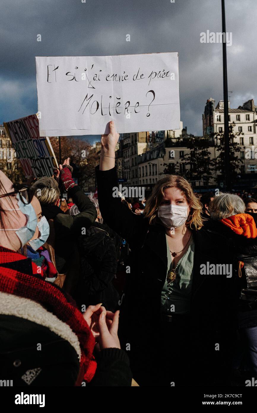 ©Jan Schmidt-Whitley/le Pictorium/MAXPPP - Jan Schmidt-Whitley/le Pictorium - 15/12/2020 - Francia / Parigi / Parigi - une manifestante porte une pancarte denoncant l'ouverture des lieux de culte et la fermeture des lieux culturels. Face a la projongation de la fermeture des salles et des lieux culturrels decidee par le gouvernement, le monde de de la culture et du spectacle a prevu de se mobilizer mardi 15 decembre en criant sa colere lors d'une vingtaine de manifestations a Paris et partout en France. / 15/12/2020 - Francia / Parigi / Parigi - Un dimostratore porta un segno che denuncia l'apertura di pl Foto Stock