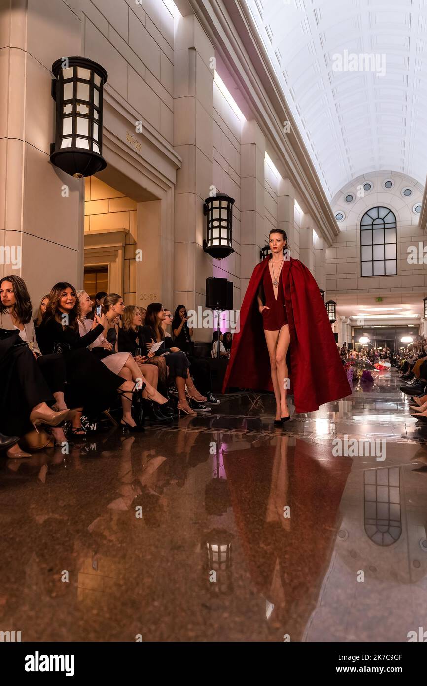 Melbourne, Australia, 16 ottobre 2022. Un modello che indossa un vestito del designer Martin Grant cammina sulla pista durante la notte di chiusura della Melbourne Fashion Week con un glamourously posto sotto l'impressionante, grande cupola a 333 Collins, le colonne di granito, Archi decorativi ed elaborati elementi in ferro battuto sono stati lo sfondo di una vetrina di alta moda australiana, Melbourne Australia. Credit: Michael Currie/Speed Media/Alamy Live News Foto Stock