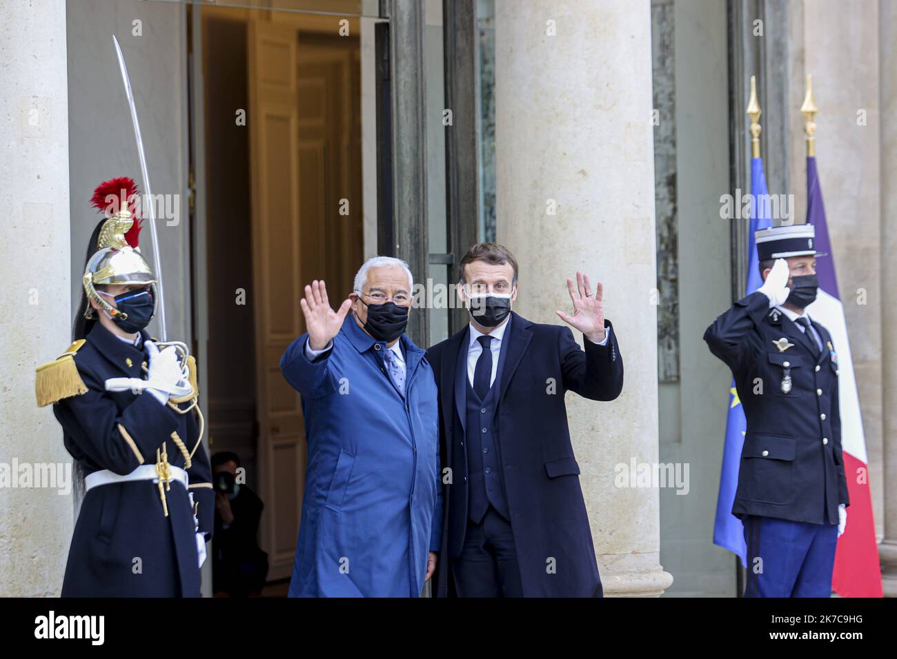 ©Sebastien Muylaert/MAXPPP - il presidente francese Emmanuel Macron accoglie il primo ministro portoghese Antonio Costa per un pranzo di lavoro al palazzo presidenziale Elysee di Parigi. 16.12.2020 Foto Stock