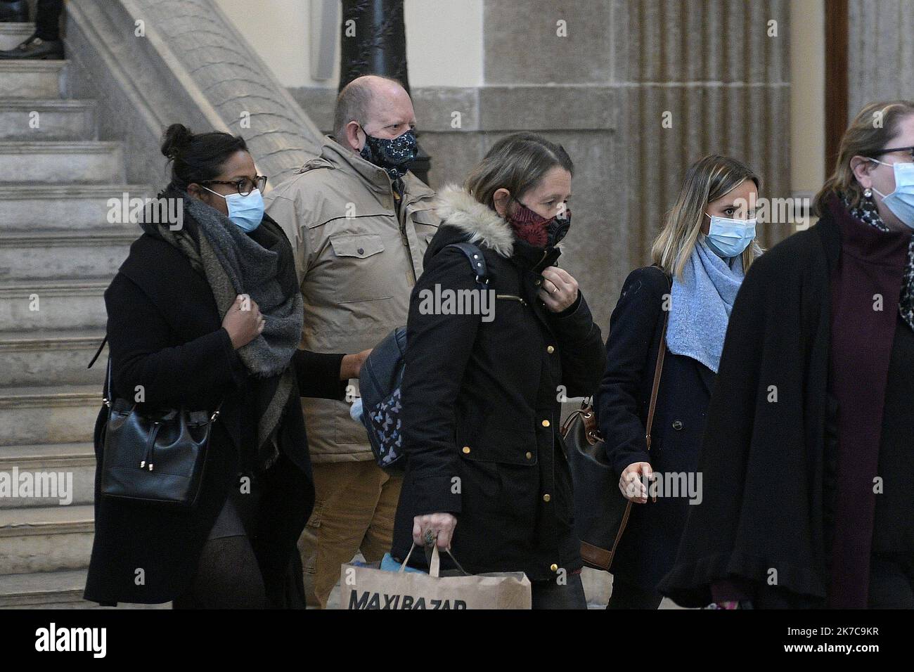 ©PHOTOPQR/LE PROGRES/Maxime JEGAT - Lyon 16/12/2020 - verdetto Affaire Fiona cour d'assise à Lyon le 16 décembre 2020 -la mère de Cécile Bourgeon (au centre) Et son beau-père quittent la cour d'appel après l'annonce du verdict dans le quatrième procès de l'affaire Fiona en appel devant les Assises du Rhône à Lyon. Dans cette affaire, Cécile Bourgeon et son ex-compagnon Berkane Makhlouf, ont été reconnus coupables de la mort de Fiona en 2013 à Clermont Ferrand et ont été condamnés respectivement à 20 et 18 ans de réclusion criminelle. - Sentenza nel processo di Fiona : 20 anni di reclusione penale Foto Stock