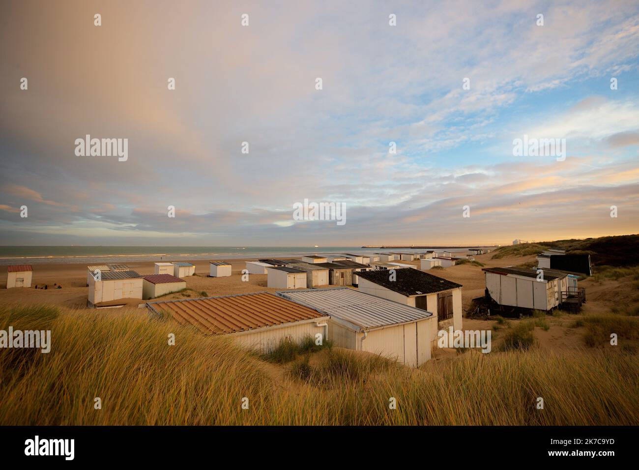 ©PHOTOPQR/VOIX DU NORD/Johan BEN AZZOUZ ; 18/12/2020 ; Sangatte, le 18 décembre 2020. Les chalets de blériot-plage au Lever du jour. La commune de Sangatte a programmé la Destruction de 213 des 233 chalets de Blériot-Plage, au 1er février 2021 (loi litoranal). FOTO JOHAN BEN AZZOUZ LA VOIX DU NORD Francia, 18th 2020 dicembre -- gli chalet blériot-plage all'alba. Il comune di Sangatte ha programmato la distruzione di 213 dei 233 chalet di Blériot-Plage, il 1 febbraio 2021 (legge costiera). Foto Stock