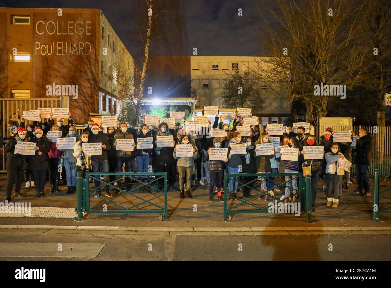 ©PHOTOPQR/VOIX DU NORD/Thierry THOREL ; 18/12/2020 ; Manif Parents d'eleves - Manif de Parents d'eleves qui reclament des prof pour chaque matieres - le 18 dicembre 2020 - A Roncq - Photo : THIERRY THOREL / LA VOIX DU NORD Foto Stock