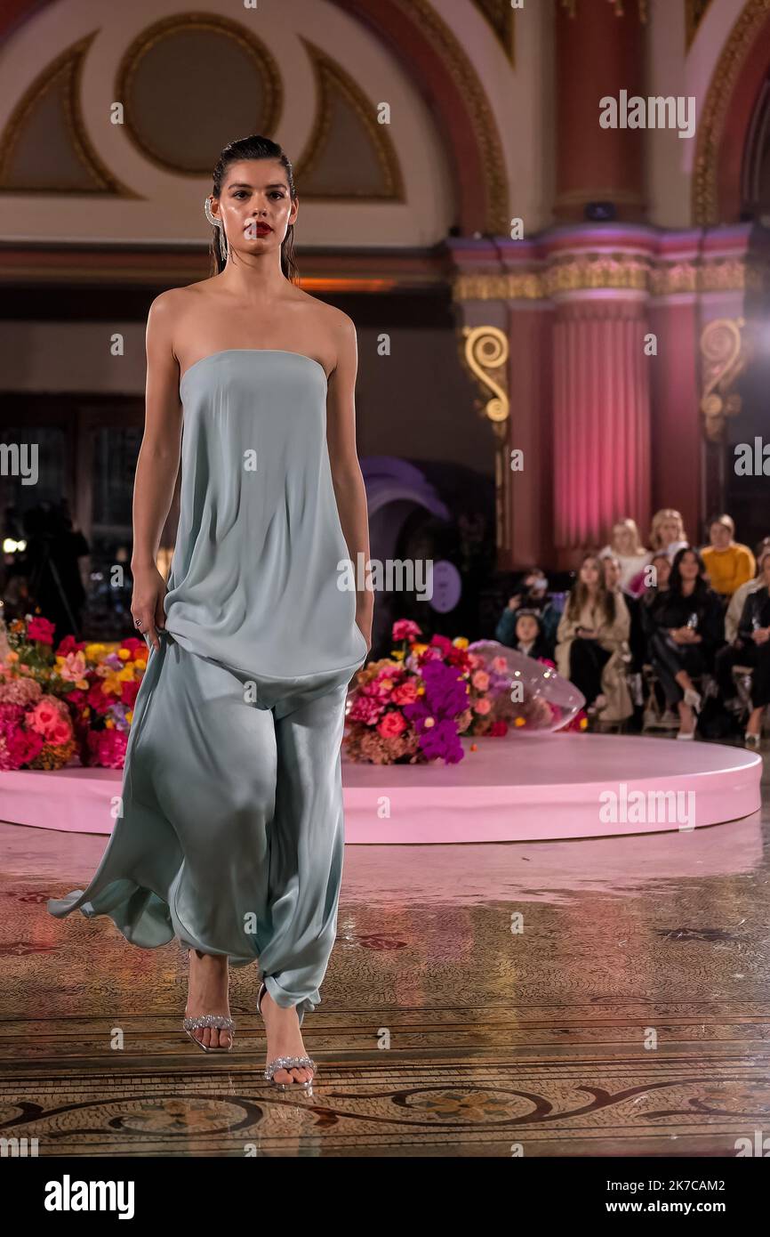 Melbourne, Australia, 16 ottobre 2022. Un modello che indossa un abito del designer Bianca Spender cammina sulla pista durante la notte di chiusura della Melbourne Fashion Week con un glamourously posto sotto l'impressionante, grande cupola a 333 Collins, le colonne di granito, Archi decorativi ed elaborati elementi in ferro battuto sono stati lo sfondo di una vetrina di alta moda australiana, Melbourne Australia. Credit: Michael Currie/Speed Media/Alamy Live News Foto Stock