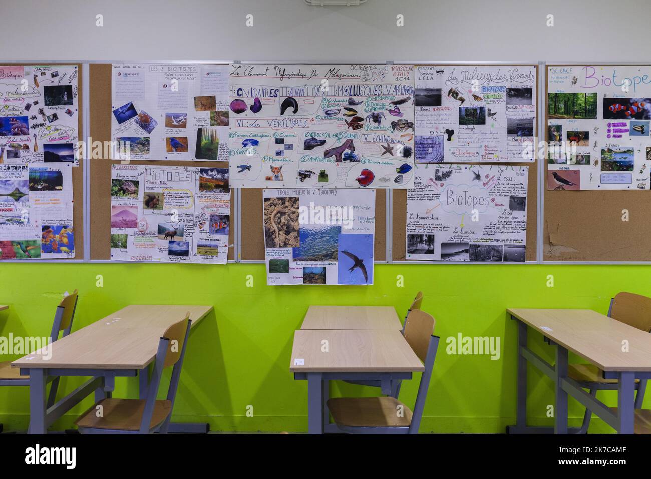 ©Nicolas Landemard / le Pictorium/MAXPPP - Nicolas Landemard / le Pictorium - 17/12/2020 - Belgique / Bruxelles - une classe vide d'eleves dans une ecole. L'informatique est devenu un elemento essentiel dans l'enseignement, encore Plus depuis la mise en place de l'enseignement a distance mis en place dans la lutte contre les contaminations dues au Coronavirus. / 17/12/2020 - Belgio / Bruxelles - un'aula vuota in una scuola. I computer sono diventati un elemento essenziale dell'istruzione, tanto più dall'introduzione dell'apprendimento a distanza nella lotta contro la contaminazione da Coronavirus. Foto Stock