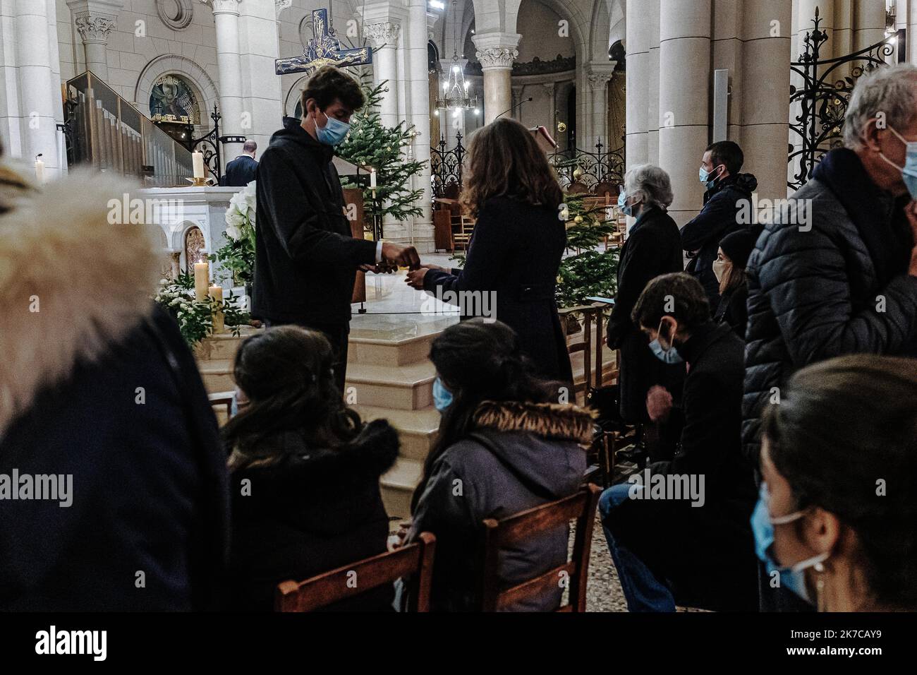 ©Jan Schmidt-Whitley/le Pictorium/MAXPPP - Jan Schmidt-Whitley/le Pictorium - 24/12/2020 - Francia / Hauts-de-Seine / Neuilly-sur-Seine - Fideles pendenti comuni la messe. En ces temps de Covid-19 et de restrictions sanitaires, les clercs de la paroisse ont multiplie les offices pour pouvoir accueillir un maximum de fideles : neuf pour cette journee de Noel. Pour reguler le flux, les fideles etaient invita a s'inscrivre via Internet. / 24/12/2020 - Francia / Hauts-de-Seine / Neuilly-sur-Seine - i fedeli prendono la comunione durante la messa. In questi tempi di Covid-19 e le restrizioni di salute, l'impiegato Foto Stock