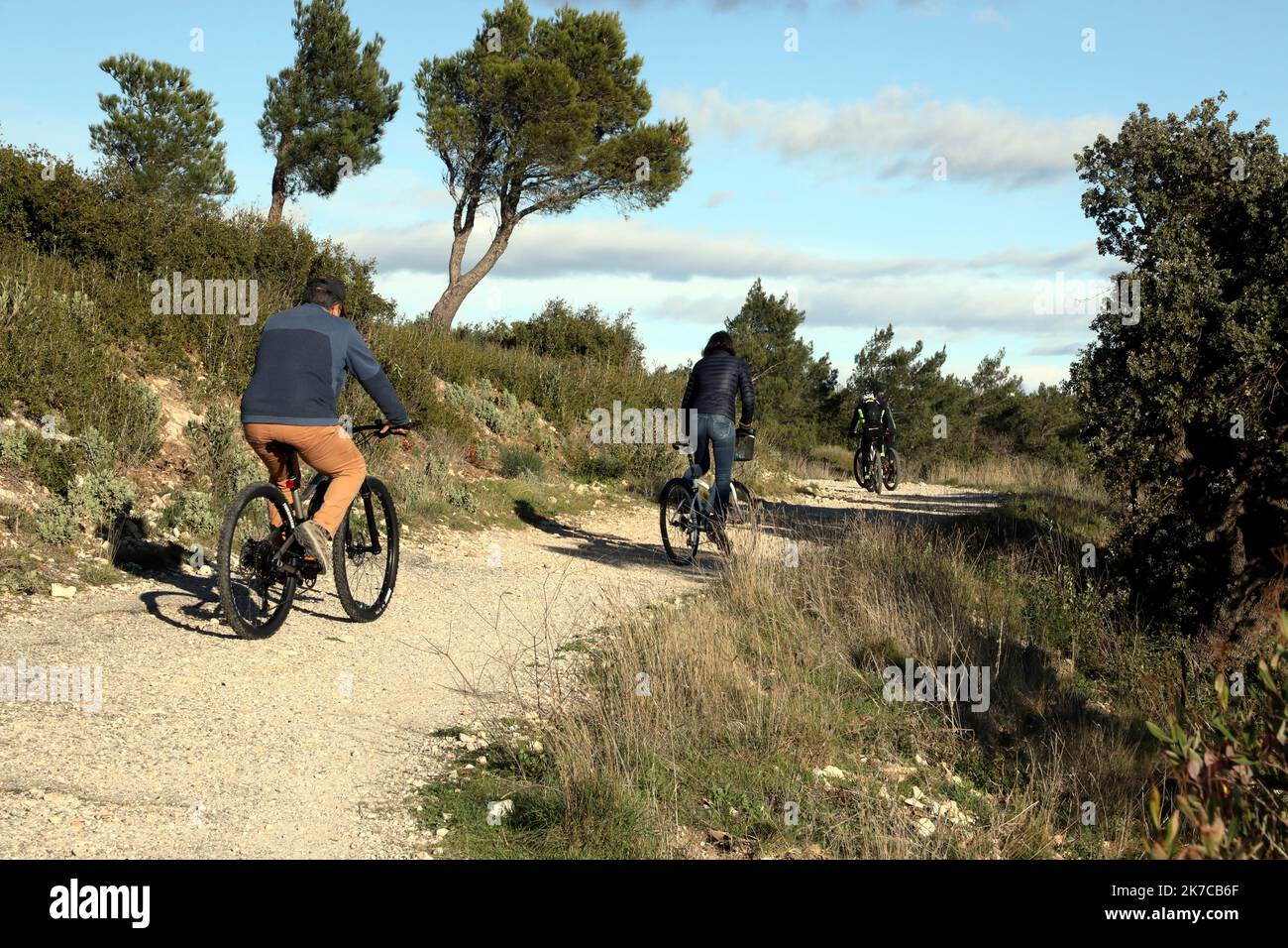 ©PHOTOPQR/LA PROVENCE/FARINE Valérie ; Arles ; 28/12/2020 ; Parc régional des Alpilles balade en velos sur les chemins du massif - 2020/12/28. Parco regionale delle Alpilles, sud della Francia. Foto Stock