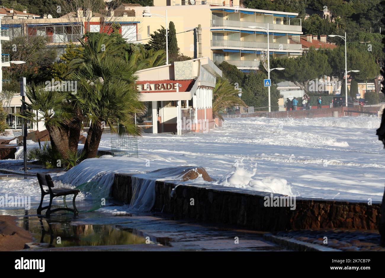 ©PHOTOPQR/NICE MATIN/Philipe Arnassan ; Saint-Raphaël ; 28/12/2020 ; tempête vagues sommersion sur la commune de saint Raphaël impressionnant en bord de mer au quartier d'Agay - 2020/12/28. Maltempo nel sud della Francia, a causa della tempesta Bella. Foto Stock